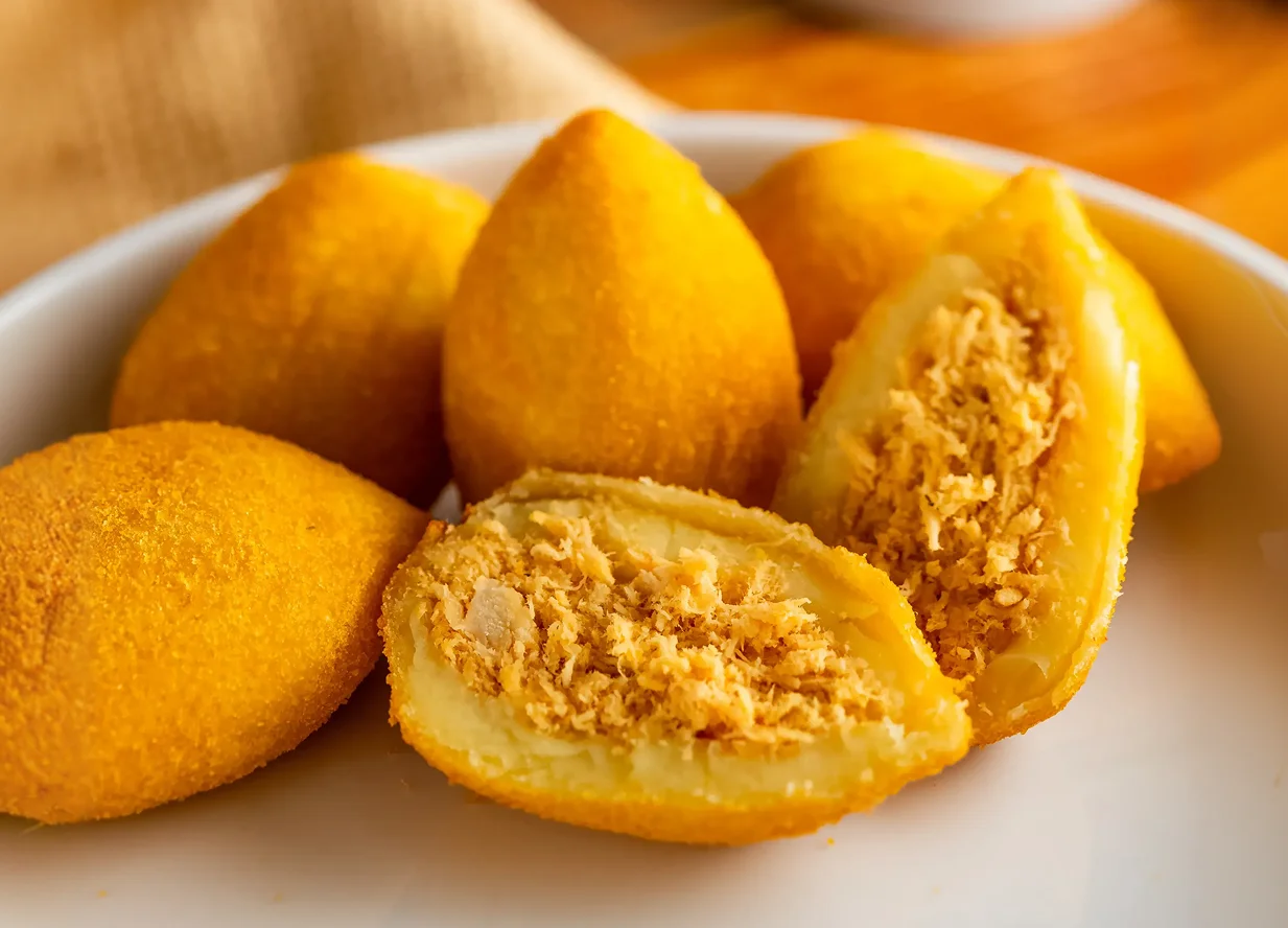 Coxinha de frango frita com recheio desfiado – Vó Linda Casa de Salgados