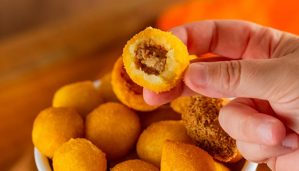 Tigela de salgados fritos com coxinha de carne e frango, bolinha de queijo, quibe e enroladinho de salsicha - Vó Linda Casa de Salgados