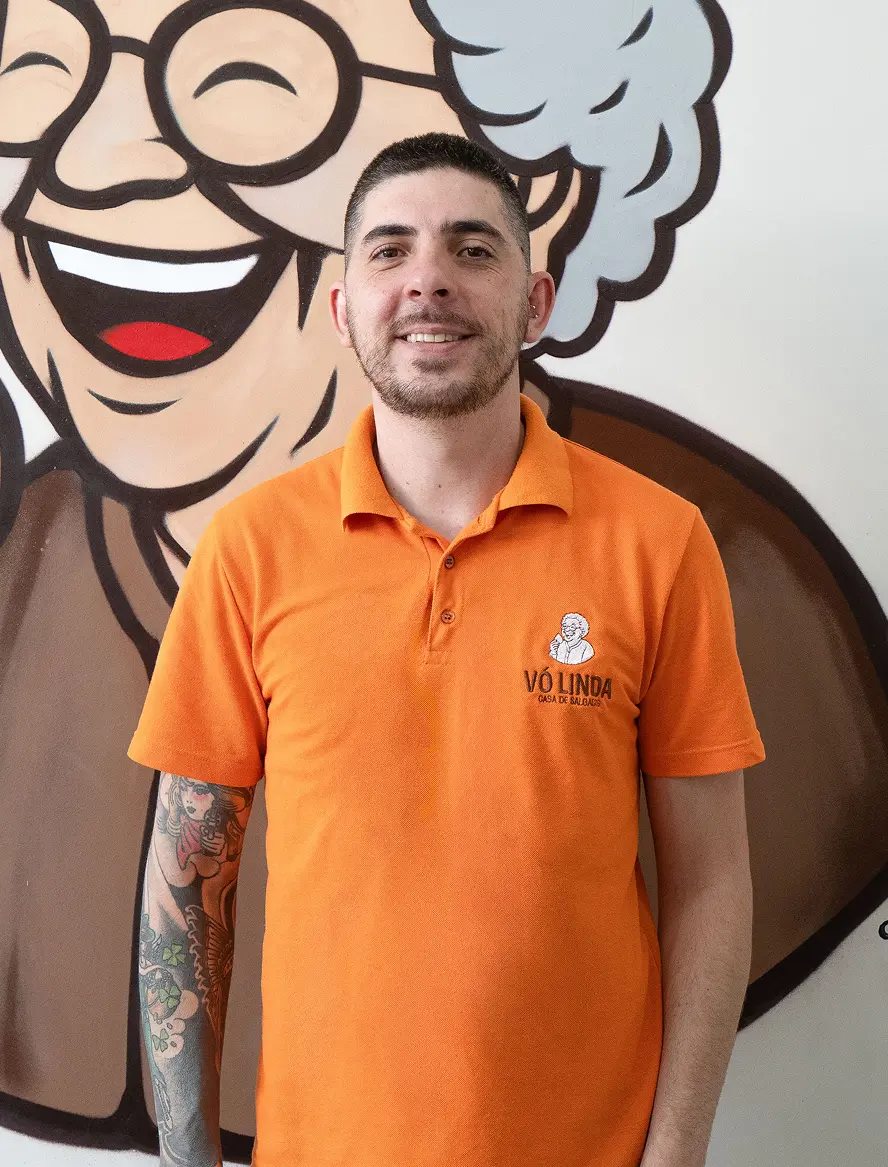 Felipe, fundador da Vó Linda Casa de Salgados, usando polo laranja oficial da marca em Maringá PR