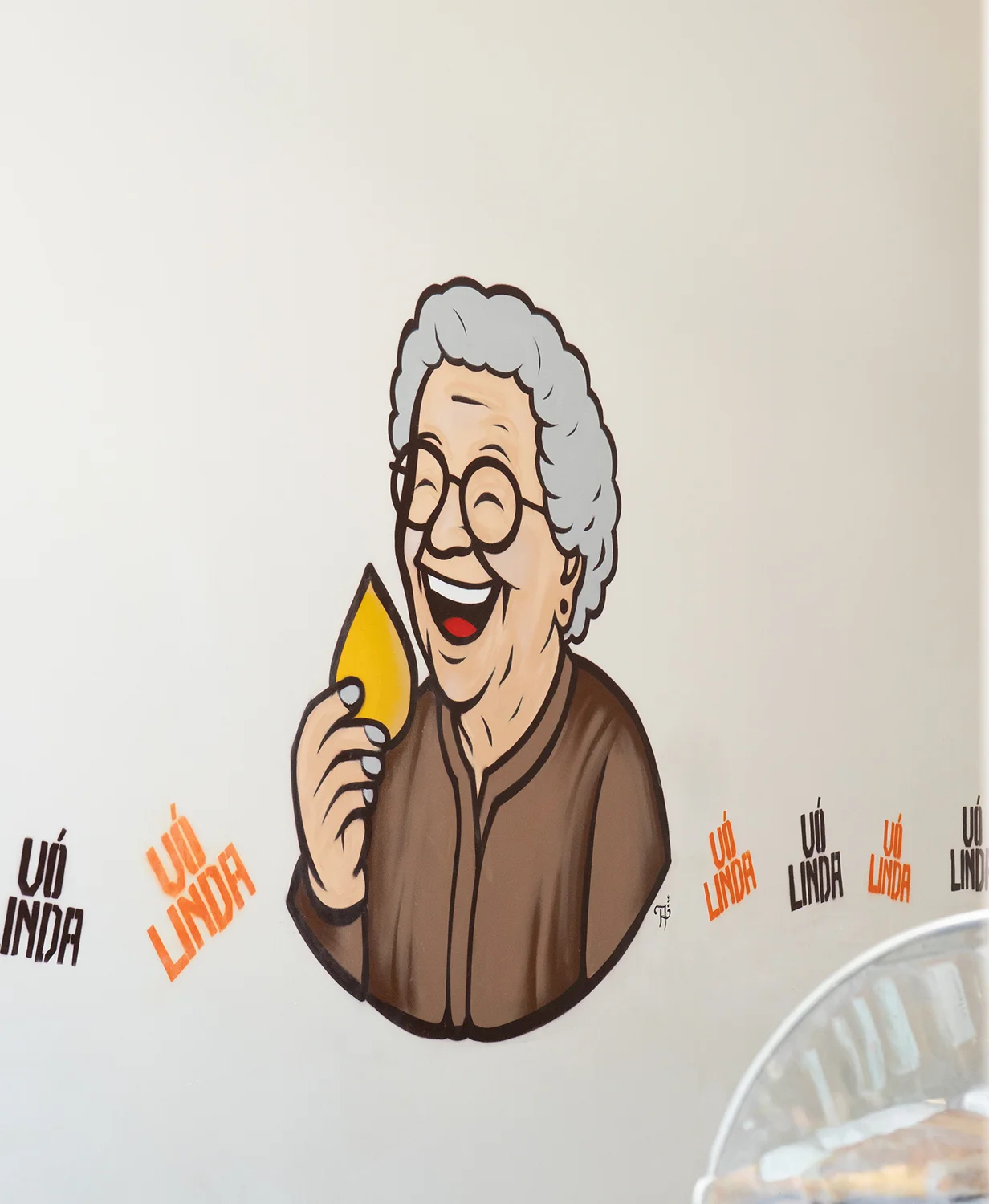 Mural artístico da marca Vó Linda Casa de Salgados: vovó sorrindo segurando uma coxinha dourada
