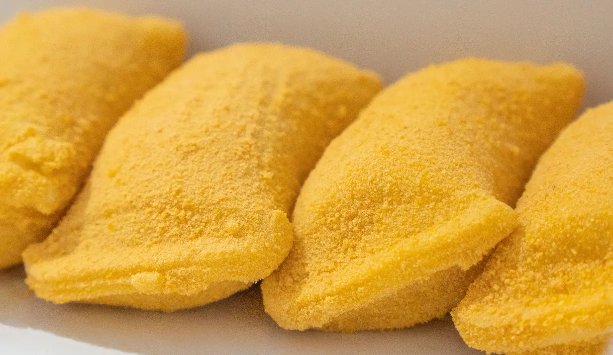 Salgados crus empanados com farinha de milho da Vó Linda Casa de Salgados prontos para a fritura