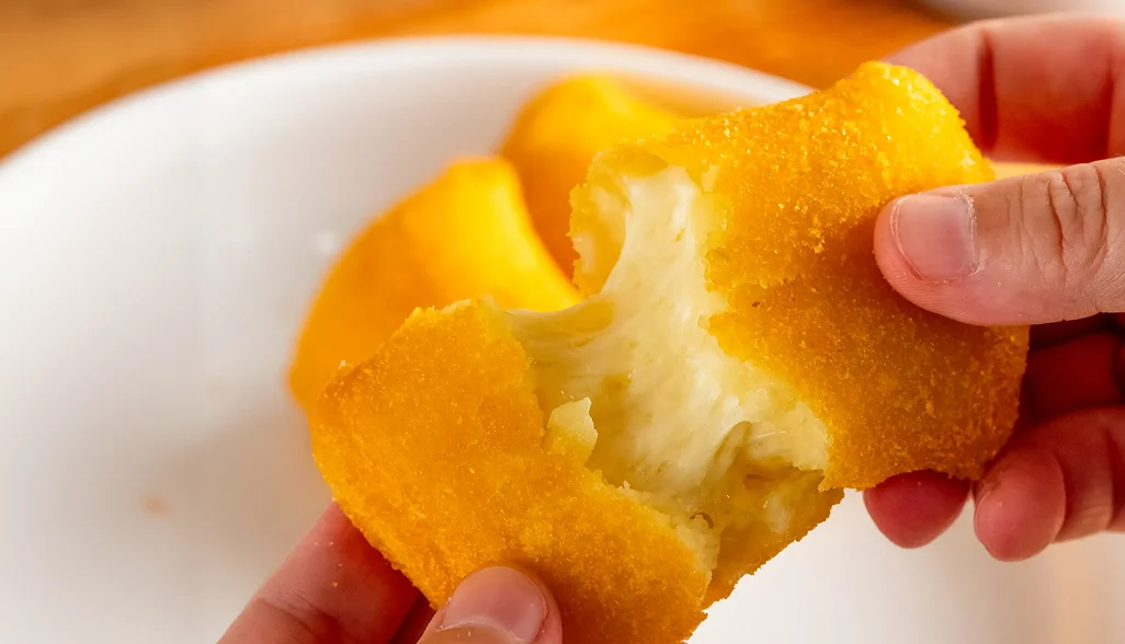 Travesseiro de queijo sendo aberto com queijo derretido – Vó Linda Casa de Salgados